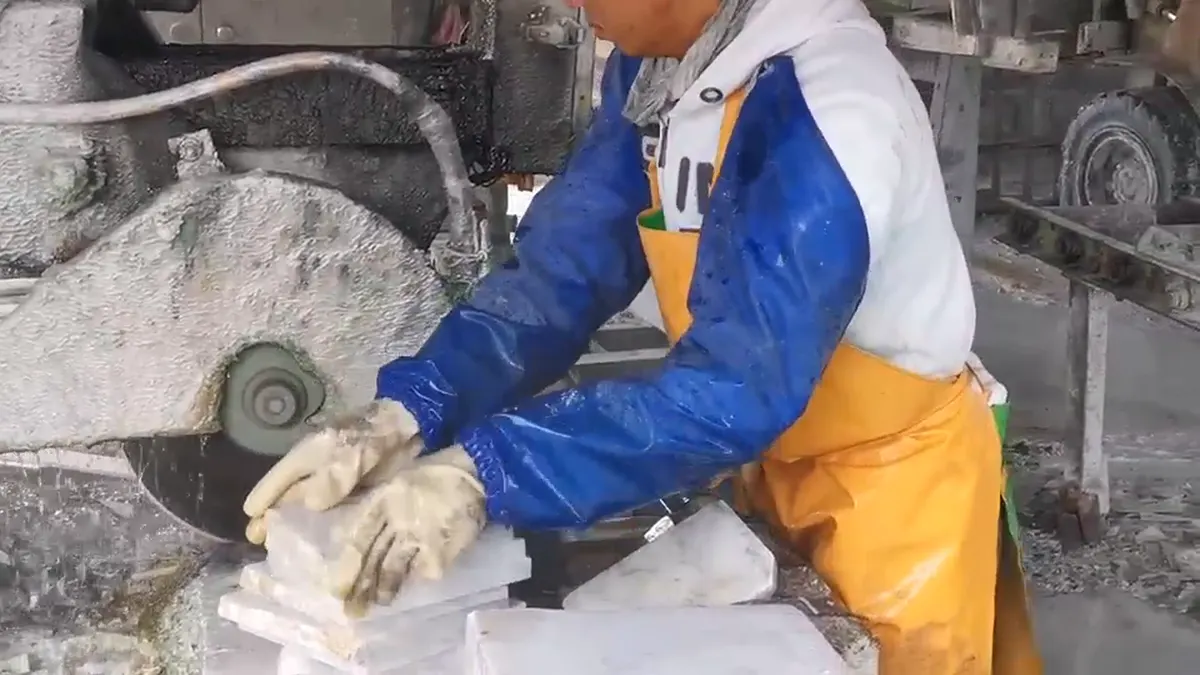 A craftsman cutting Hualien marble on a stone saw